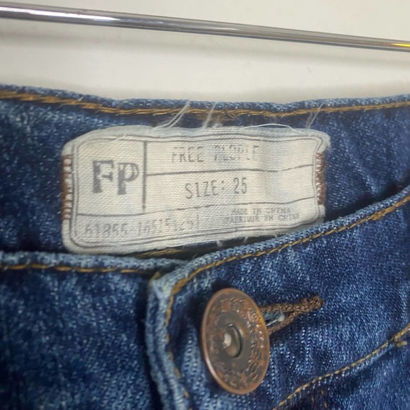 Free People Distressed Relaxed Jeans 25 - Picture 2 of 3